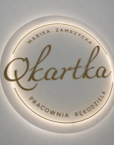 Reklama salonu sprzedaży plexi opad podświetlane, złote napisy