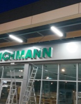 Montaż reklamy sklepu Deichmann.